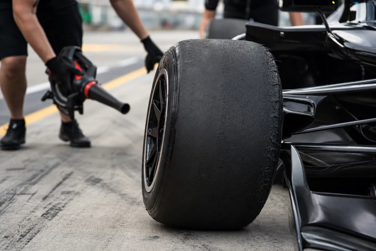Hvad betyder slicks i Formel 1?